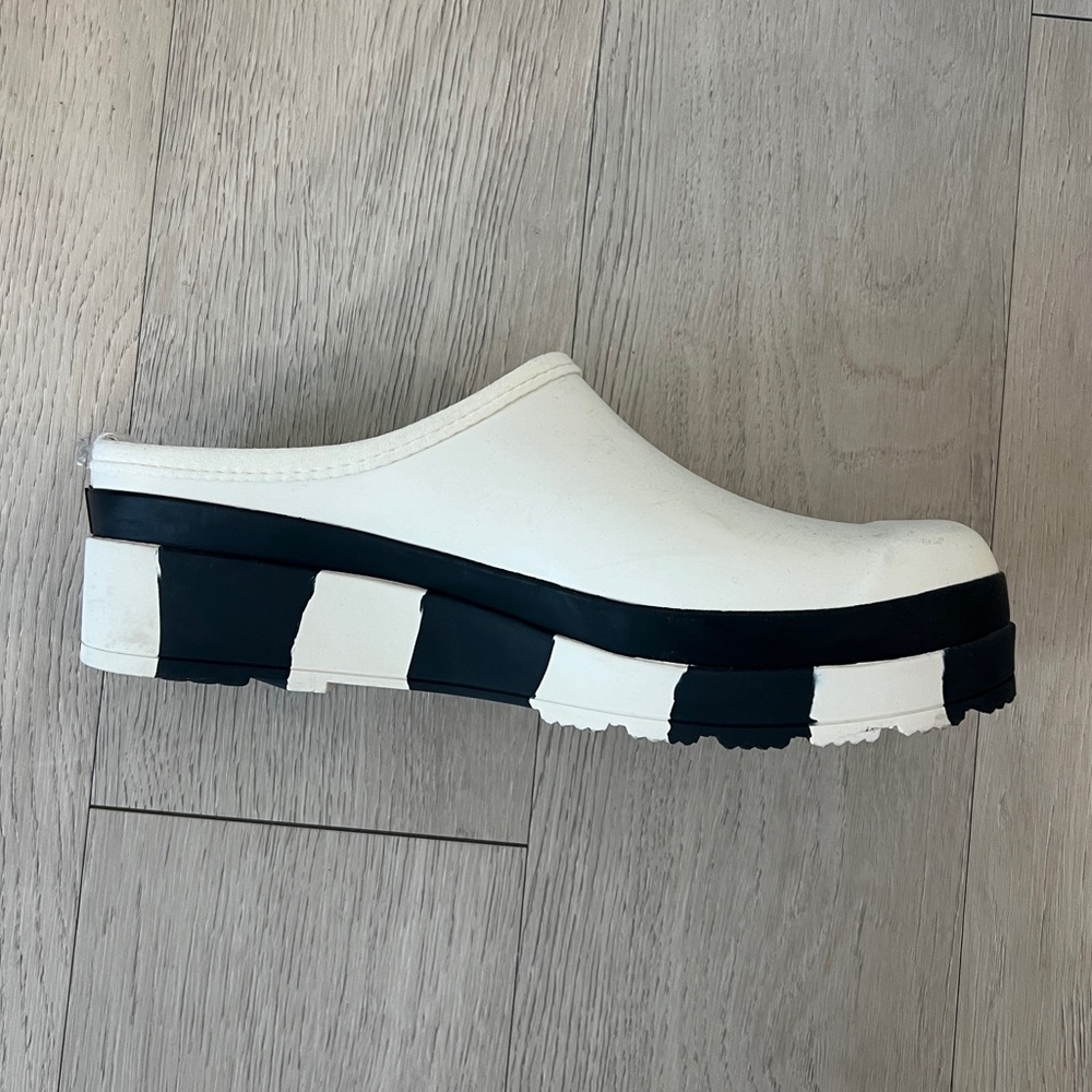 Hunter Women’s Play Stripe Sole Clogs Black White Size 9.5